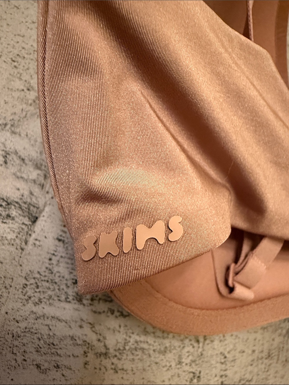 SKIMS Wireless Bra - Picture 3 of 4